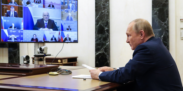 President Vladimir Poetin bespreekt woensdag de Russische ijzer- en staalindustrie via een videoconferentie in het Kremlin in Moskou.