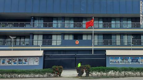 De Chinese nationale vlag wappert buiten de Chinese ambassade in Honiara, Salomonseilanden, 1 april 2022. 