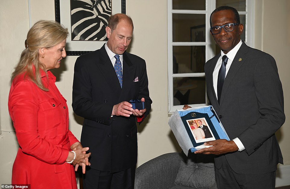 De graaf en hertogin van Wessex wisselden geschenken uit met premier Philippe Pierre.  Ze zullen tijdens hun tour ook twee andere landen bezoeken, Antigua en Barbuda en Saint Vincent en de Grenadines.