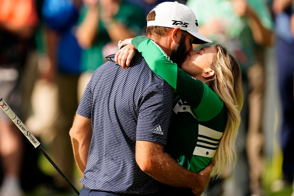 Johnson en Gretzky kussen nadat de golfer de Masters 2020 heeft gewonnen