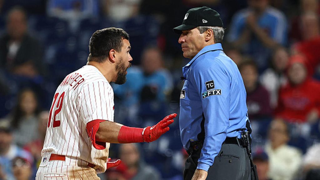 BEKIJK: Kyle Schwarber van Phillies wordt gek, wordt ontslagen na een slechte derde aanval van Angel Hernandez
