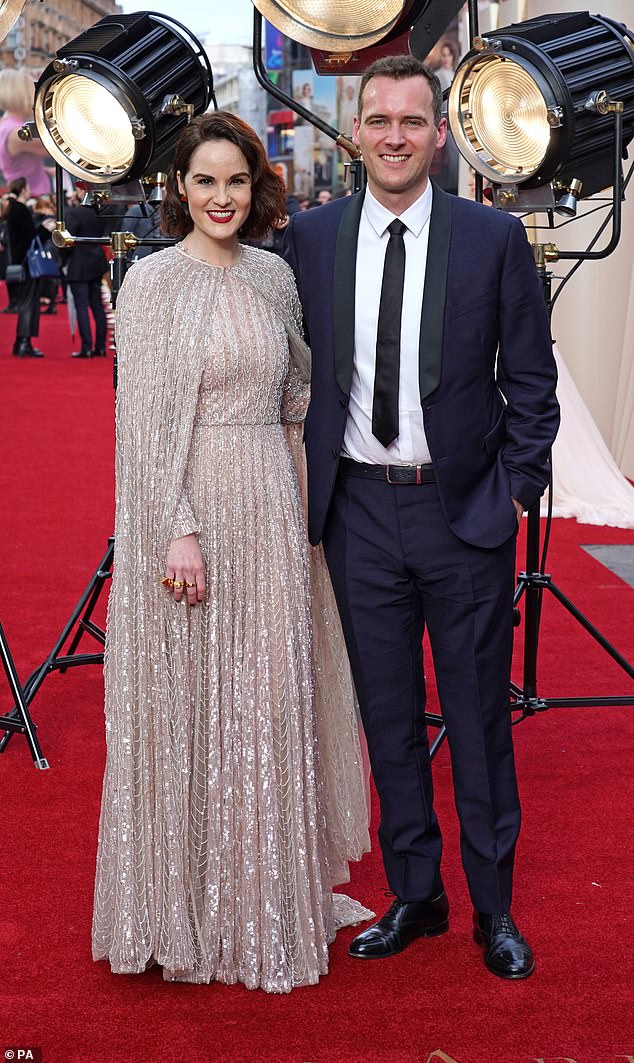Red Carpet Debuut: Het verloofde paar verscheen eerder op de rode loper als een verloofd paar bij de première van Downton Abbey: A New Era in Leicester Square.