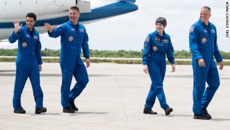 NASA-astronauten Jessica Watkins, links, als Jill Lindgren, tweede van links, European Space Agency-astronaut Samantha Cristoforetti, tweede van rechts, en NASA-astronaut Robert Haines, rechts, terwijl ze de lanceer- en landingsfaciliteit van NASA verlaten.  s Kennedy Space Center.
