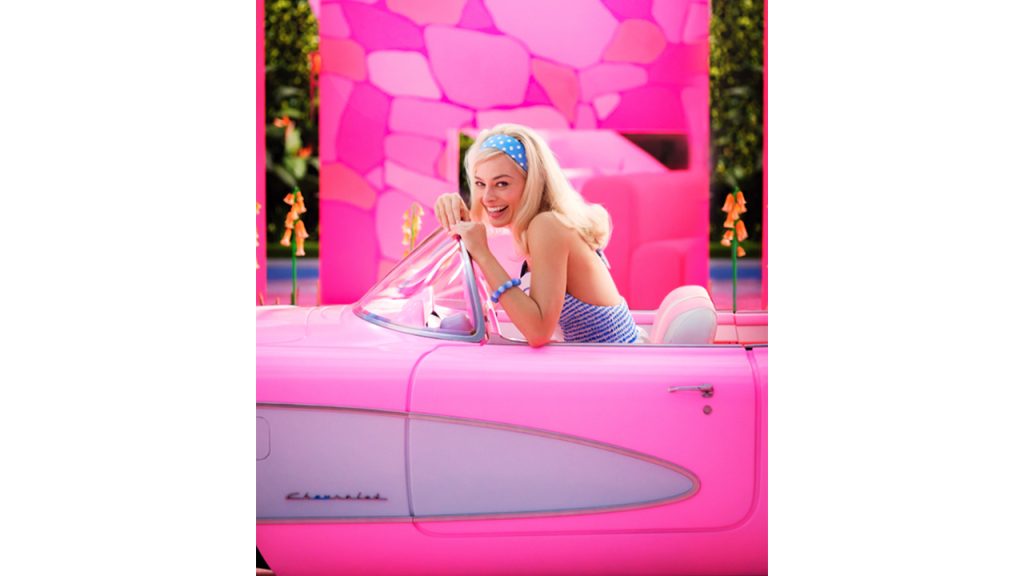 Realistische Barbie rijdt in een elektrische Chevrolet Corvette