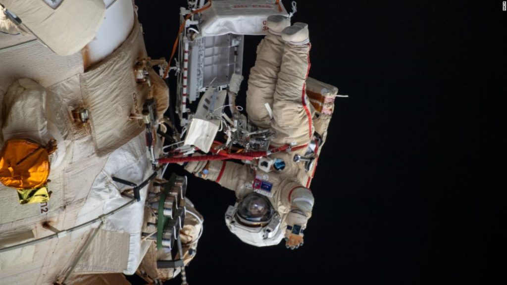 Russische kosmonauten zullen de robotarm van het ruimtestation "buigen"