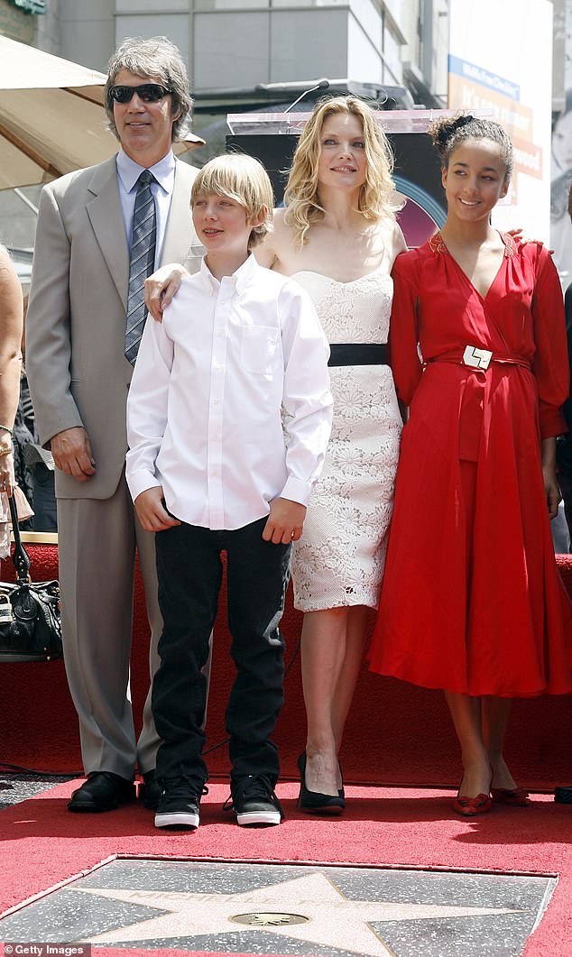 Scary Moments: Pfeiffer werd in 2007 gefotografeerd met haar man en twee kinderen, Claudia en John