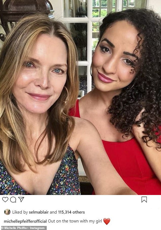 ZO LEUK: Pfeiffer deelde een zeldzame en mooie selfie met haar schattige dochter Claudia Rose op haar Instagram in 2021