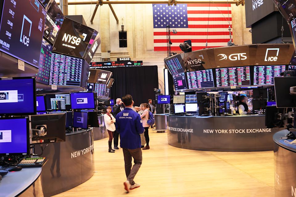 NEW YORK, NY - 12 APRIL: Handelaren werken op de vloer van de New York Stock Exchange in de middag van 12 april 2022 in New York City.  Uit gegevens die vanmorgen zijn vrijgegeven, blijkt dat de inflatie in maart met 8,5 procent is gestegen, de hoogste jaarlijkse stijging sinds december 1981, te midden van stijgende energieprijzen als gevolg van de Russische oorlog in Oekraïne.  (Foto door Michael M. Santiago/Getty Images)