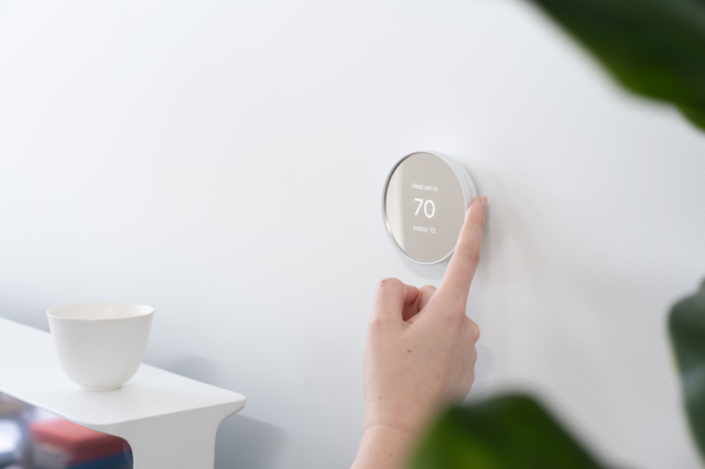 Google's Nest Thermostat is een goede slimme thermostaat voor mensen met een beperkt budget, hoewel hij niet werkt met externe temperatuursensoren of meer te weten komt over het verwarmings- en koelingsschema van je huis, zoals het duurdere Nest-model.