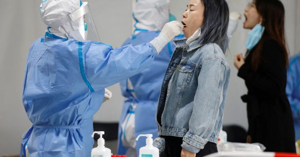 De Chinese hoofdstad is in een race om gevallen van coronavirus te ontdekken en de benarde situatie van Shanghai te vermijden