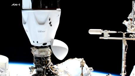 De SpaceX-toerismemissie is net aangekomen bij het internationale ruimtestation.  Hier is alles wat je moet weten 