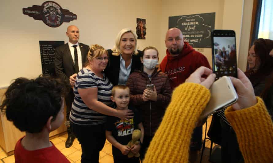 Marine Le Pen poseert voor een foto bij een truckstoprestaurant in Ruwi