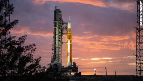 De stapel Artemis I-raketten is te zien bij zonsopgang op 23 maart in het Kennedy Space Center in Florida. 