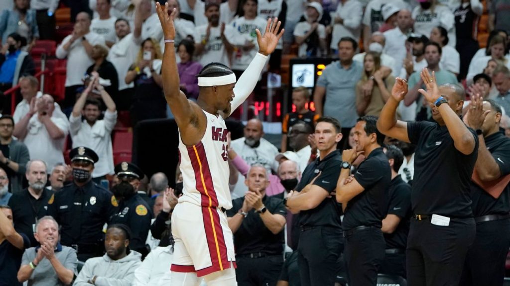 Jimmy Butler van Miami Heat scoort 45 punten in de overwinning van Game 2 en zegt dat hij een "andere speler" is dan tijdens de finale van de Basketball World Cup.