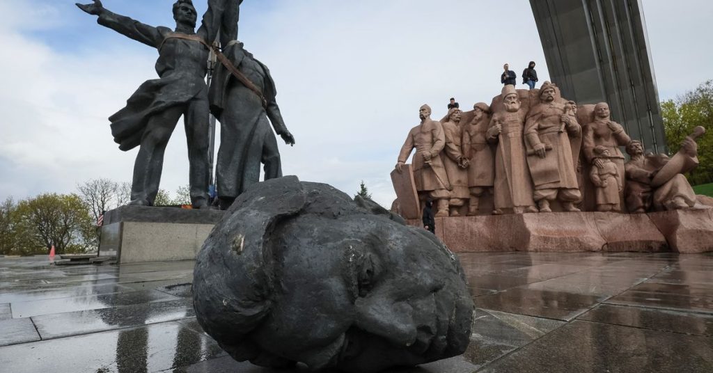 Kiev vernietigt een monument uit het Sovjettijdperk dat symbool staat voor Russisch-Oekraïense vriendschap