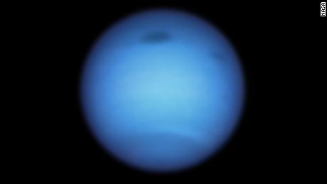 Hubble observeert een enorme storm op het omgekeerde pad van Neptunus