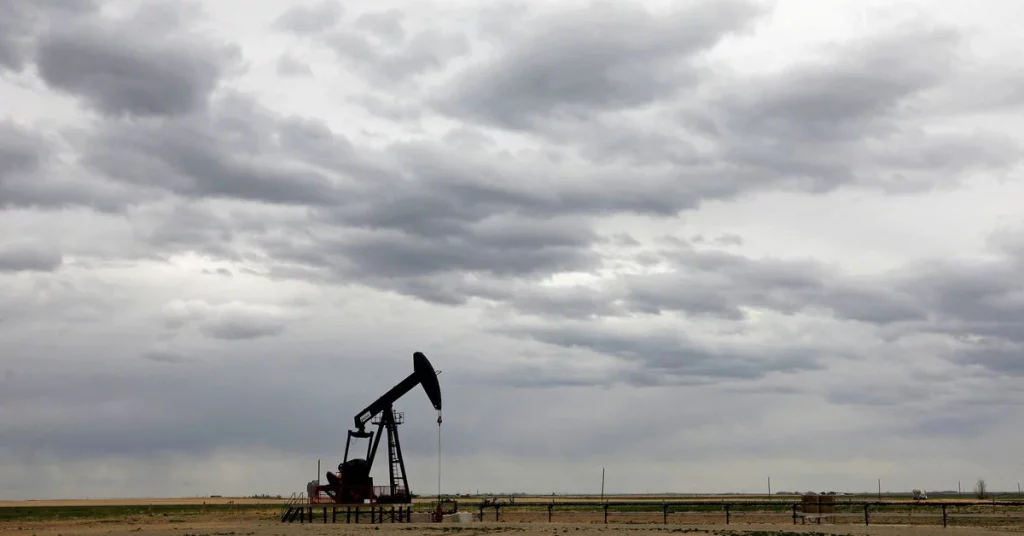 Olie daalt met 4%, onder $ 100 als gevolg van sluitingen in China, plan voor vrijgave van reserves