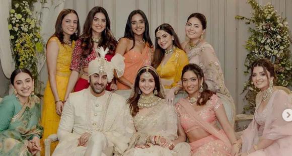 Ranbir Kapoor en Alia Bhatt's nieuwe foto's met bruidsmeisjes van een bruiloft vol plezier, gelach en liefde