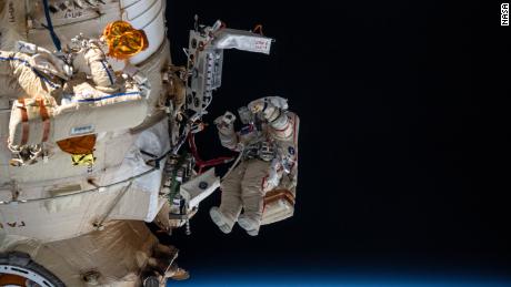 De Russische kosmonauten Denis Matveyev en Oleg Artemyev werkten op 18 april zes uur en 37 minuten buiten het Russische deel van het station.  Artemyev verschijnt, herkenbaar aan zijn rode strepen in een ruimtepak.