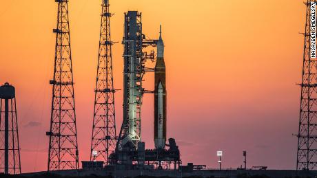 De stapel Artemis I-raketten is te zien bij zonsopgang op 21 maart in het Kennedy Space Center in Florida. 