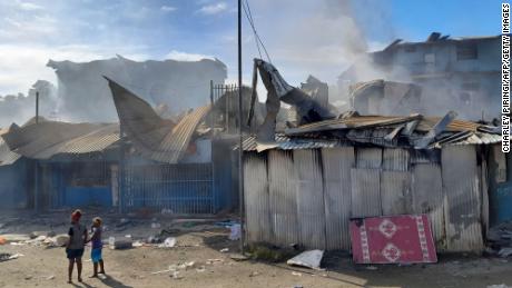 Rook stijgt op uit brandende gebouwen in Chinatown in Honiara op 26 november 2021 na twee dagen van rellen.