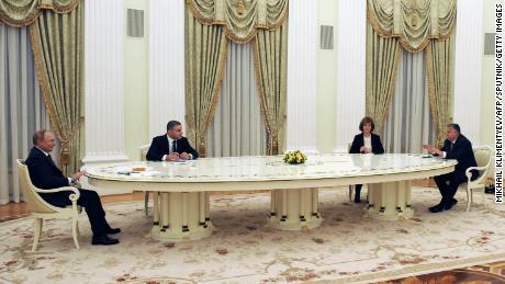 Orban bezocht zijn bondgenoot Poetin weken voordat Moskou Oekraïne binnenviel.