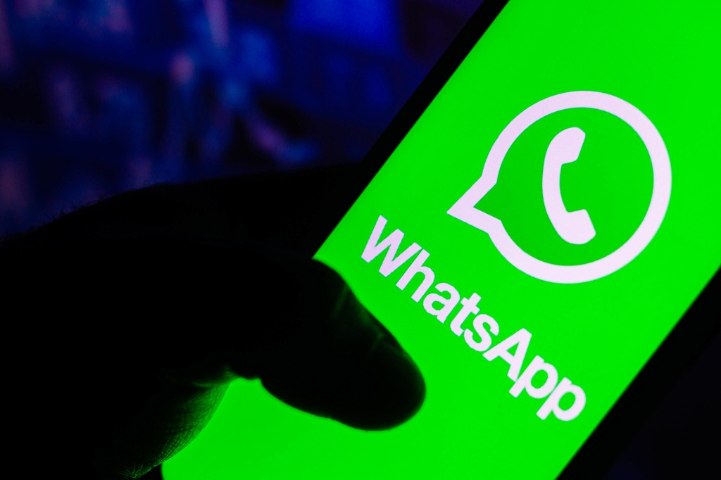 Brazilië - 08/06/2021: In deze afbeelding wordt het WhatsApp-logo weergegeven op het smartphonescherm.