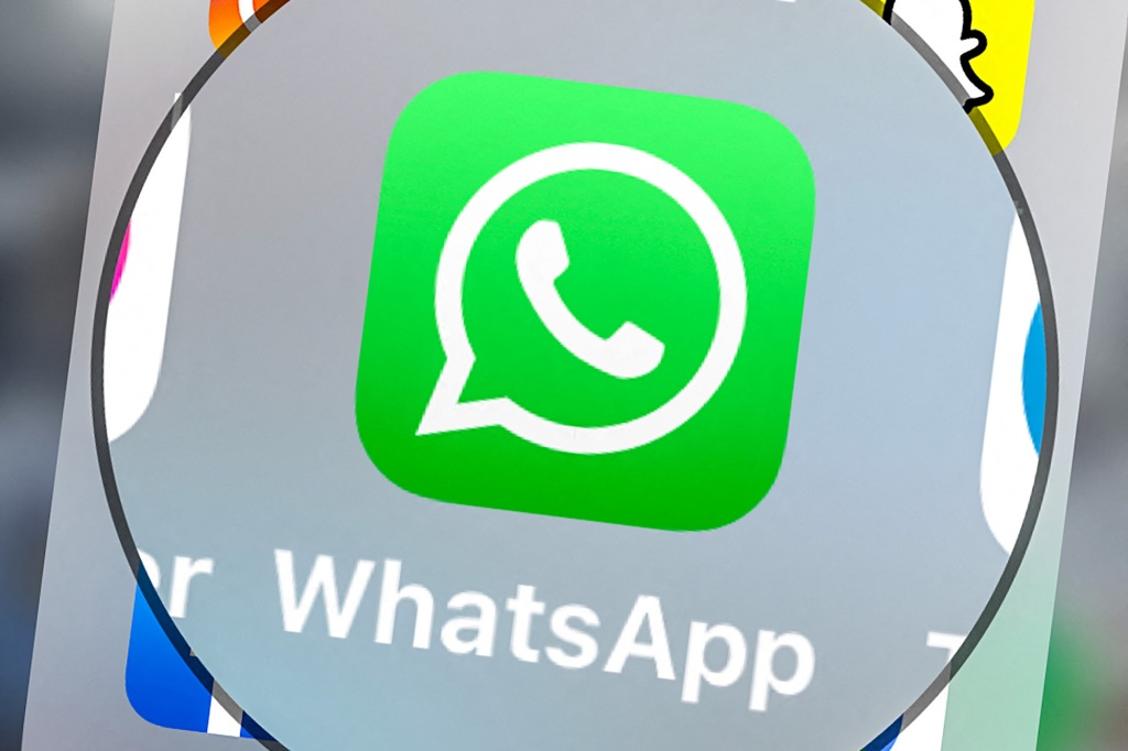 Deze afbeelding, gemaakt op 23 maart 2022, toont het logo van het instant messaging-programma en de belservice Whatsapp op een tablet in Lille, Noord-Frankrijk. 