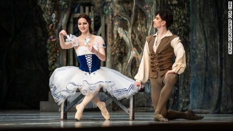 Terwijl de oorlog woedt in Oekraïne, keren ballerina's terug naar het podium