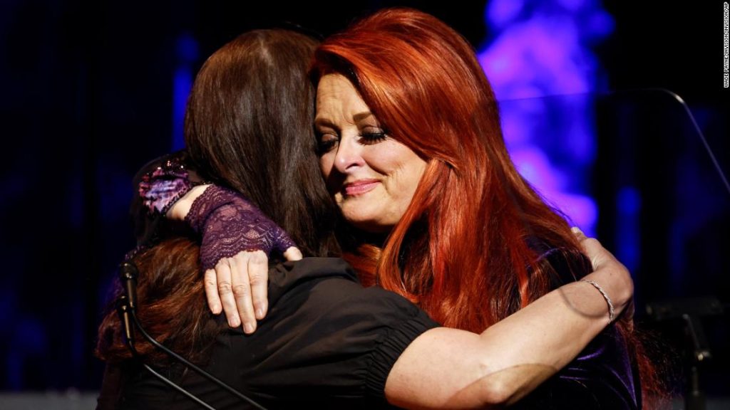 Naomi Judd herinnerd door haar dochters in de Country Music Hall of Fame
