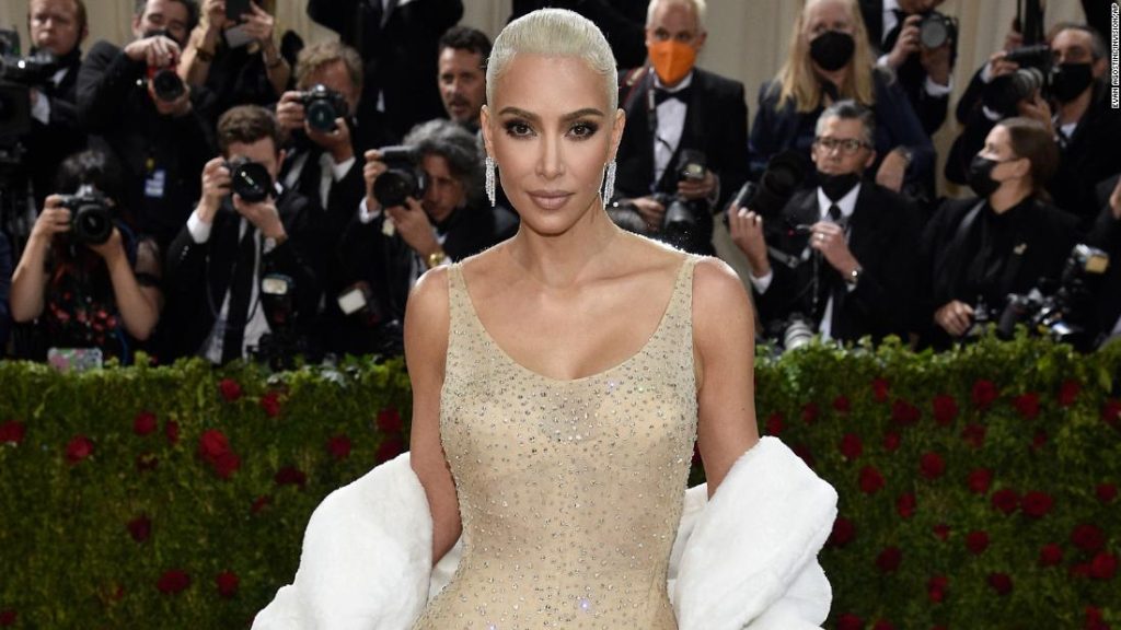 Kim Kardashian draagt ​​een van Marilyn Monroe's meest iconische jurken op het Met Gala