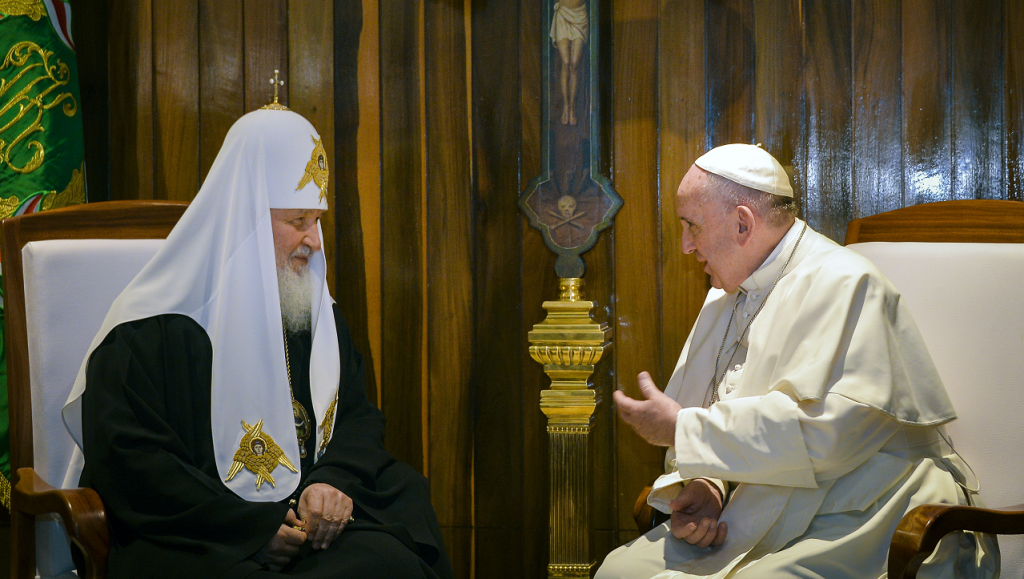 Russisch-orthodoxe kerk zegt dat paus Franciscus 'de verkeerde toon koos' bij opmerking over 'Poetins misdienaar'
