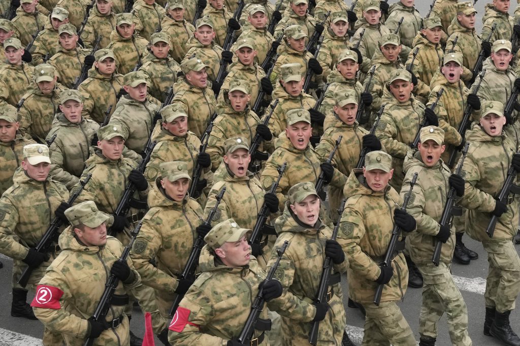Rusland verplaatst troepen naar Mariupol voorafgaand aan de parade van "Victory Day", functionarissen werken aan het redden van gevangen troepen