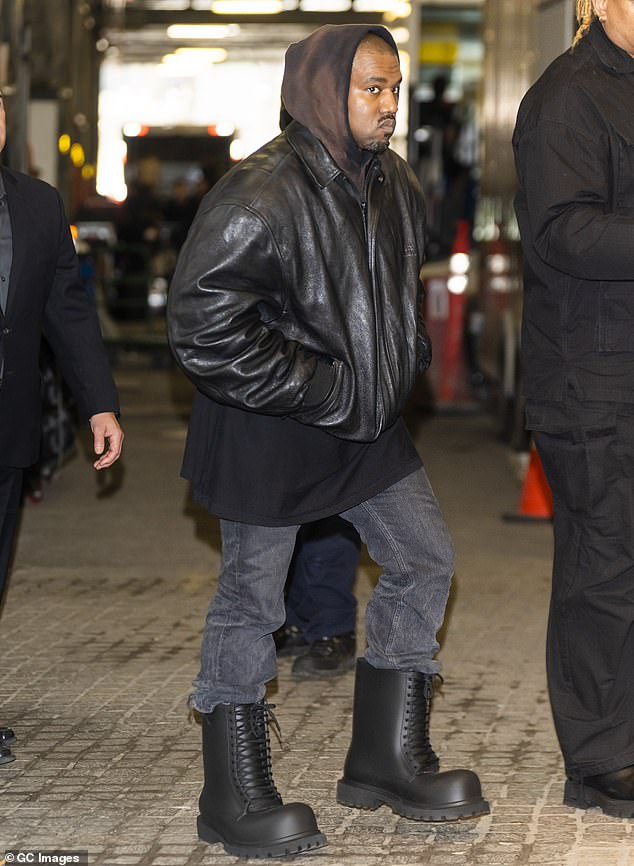 MET RITSSLUITING: Grammy Award-winnaar, 44, droeg een Balenciaga XXL zwart leren hoodie en veterlaarsjes over een spijkerbroek toen hij uit de modeshow van het luxe merk stapte in de lente van 2023.