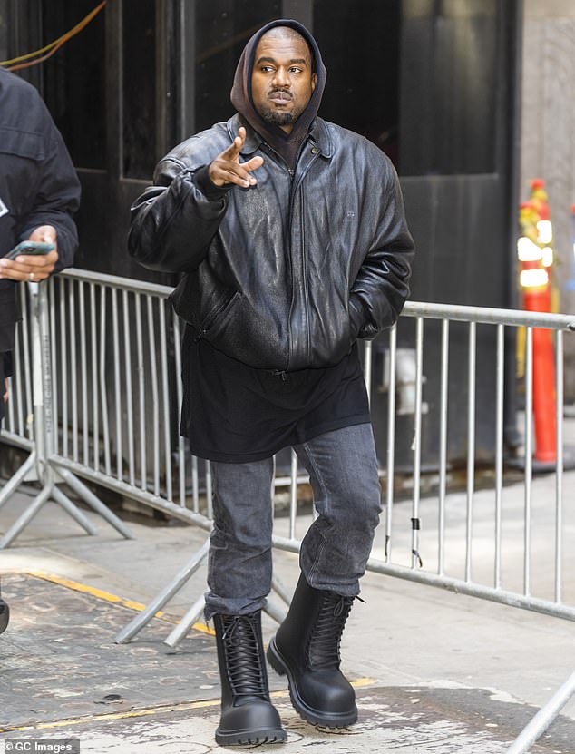 Mode-icoon: Kanye West bracht zondag door in New York, terwijl ex-vrouw Kim Kardashian en hun kinderen de bruiloft van Kourtney Kardashian met rocker Travis Parker in Italië bijwoonden