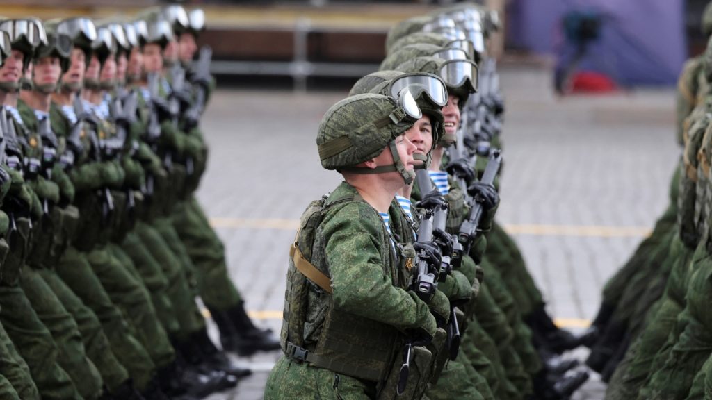 Terwijl de oorlog in Oekraïne voortduurt, verwijdert Rusland de militaire leeftijdsgrenzen