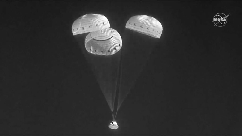 Een infraroodbeeld toont een Boeing Starliner-capsule die parachutes gebruikt terwijl deze afdaalt om te landen op White Sands Missile Range in New Mexico.