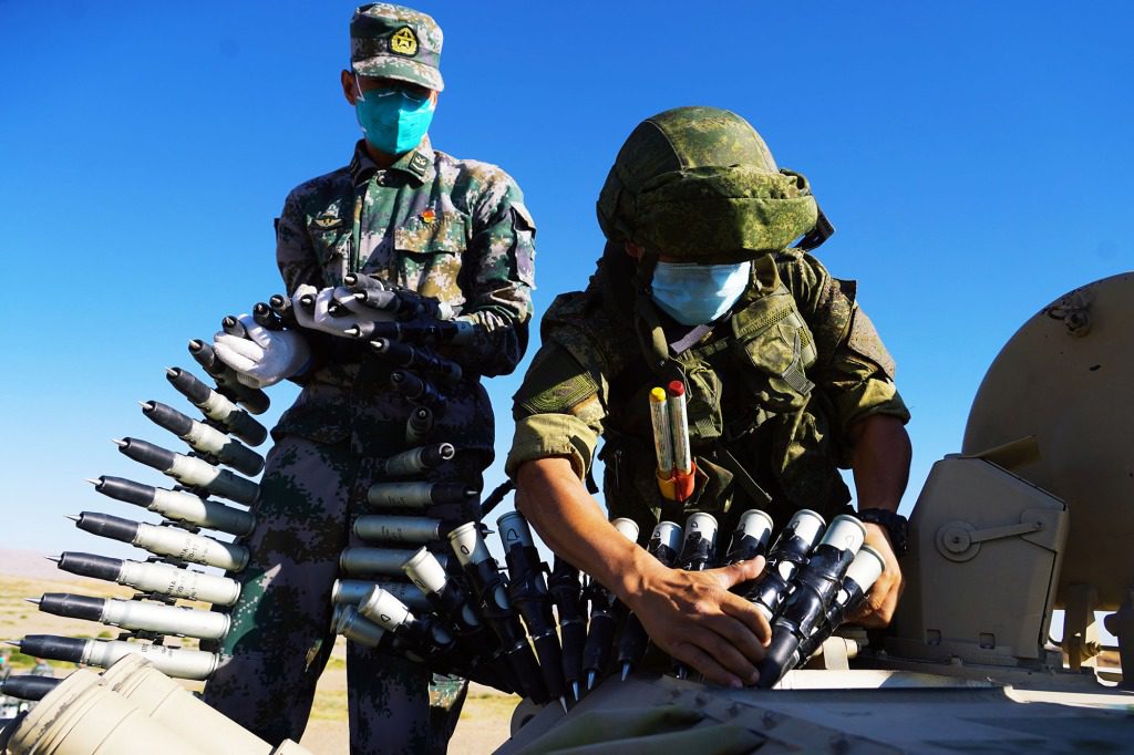 Militair personeel maakt uitrusting gereed voor een gezamenlijke militaire oefening tussen het Chinese en Russische leger.