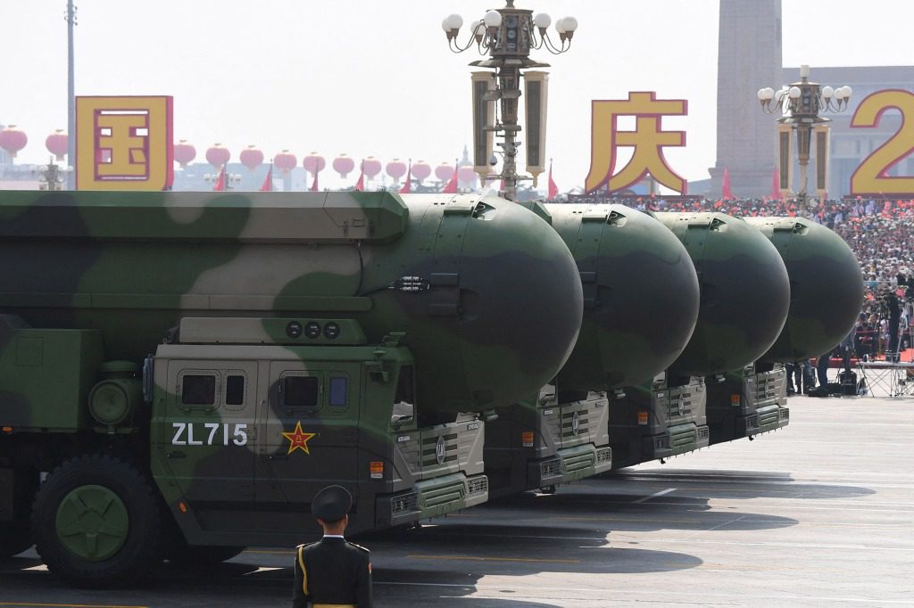 Nucleaire ICBM's uit China worden gezien tijdens een militaire parade op het Tiananmen-plein in Peking in 2019. 