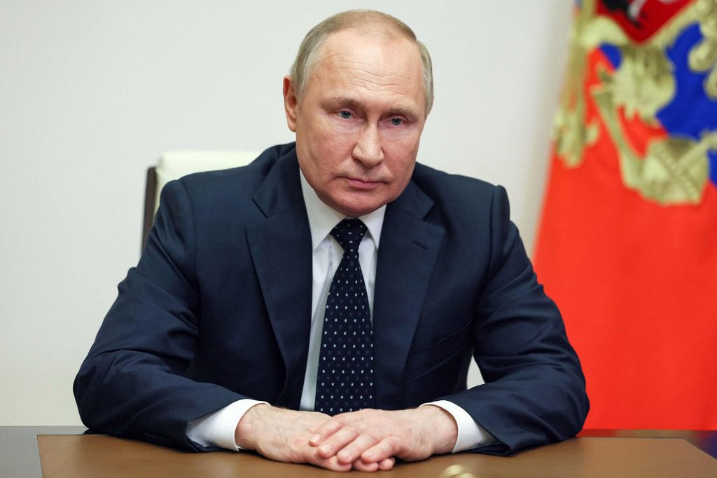 De Russische president Vladimir Poetin feliciteert de militairen, burgers en veteranen van de grenswacht op grenswachtdag