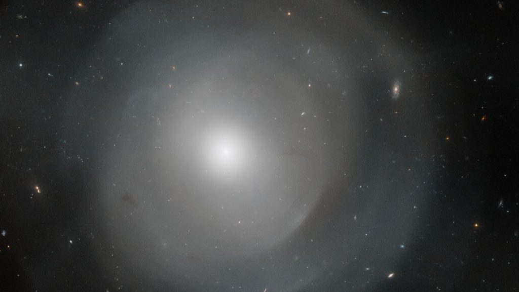 De Hubble-telescoop detecteert een enorm sterrenstelsel met mysterieuze schelpen
