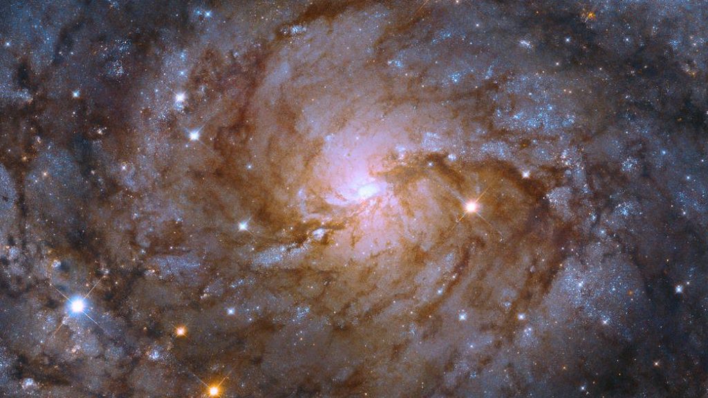 De Hubble-telescoop observeert het "verborgen sterrenstelsel" achter de melkweg