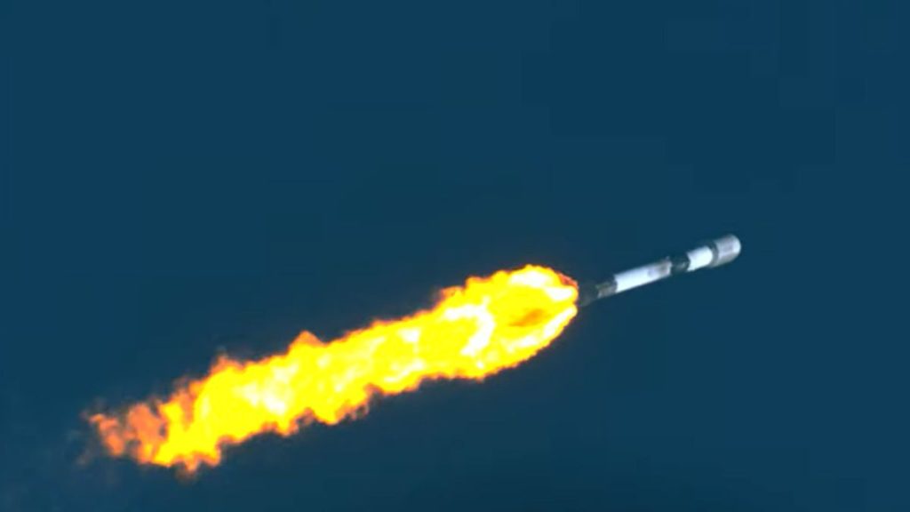Een SpaceX-raket lanceert 53 Starlink-satellieten in een baan om de aarde en landt in zee