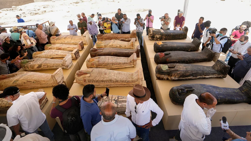 Egypte ontdekt 250 mummies in rijen op begraafplaats Saqqara