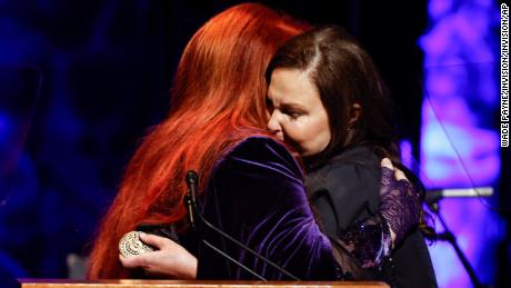 Ashley Judd (rechts) knuffelt haar zus Winona op het introductiefeest op zondag.