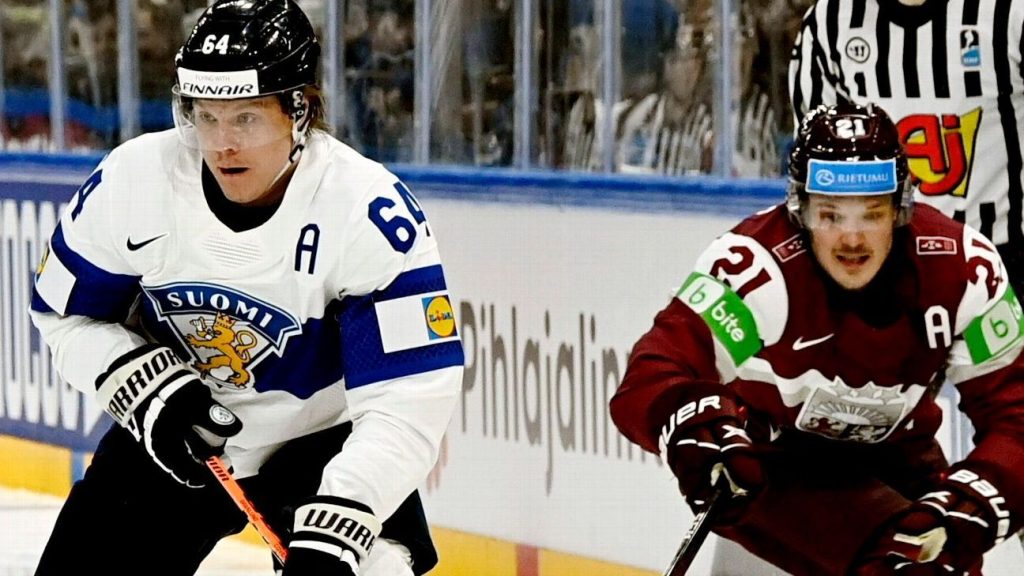 Nashville Predators-spits Mikael Granlund scoorde een laat doelpunt en hielp Finland hun tweede wedstrijd op de wereldkampioenschappen ijshockey te winnen