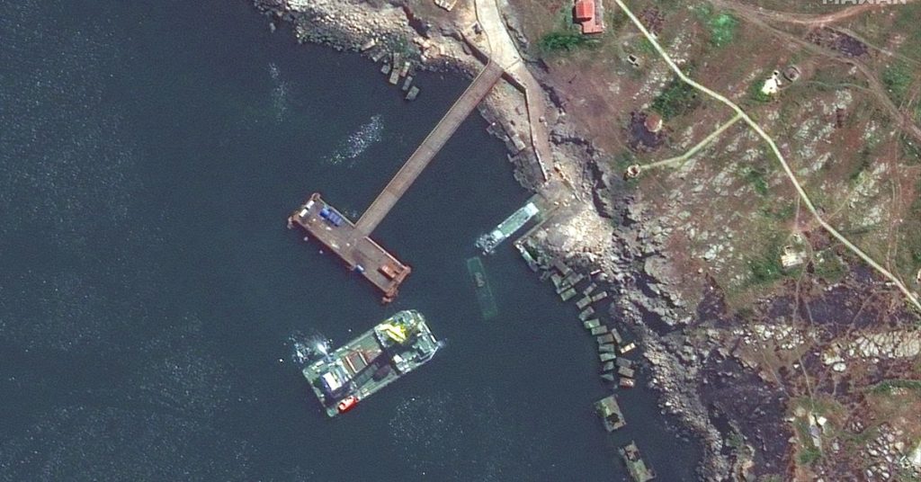 Oekraïne zegt dat het een Russisch schip heeft beschadigd en probeert gewonde Mariupol-jagers te evacueren