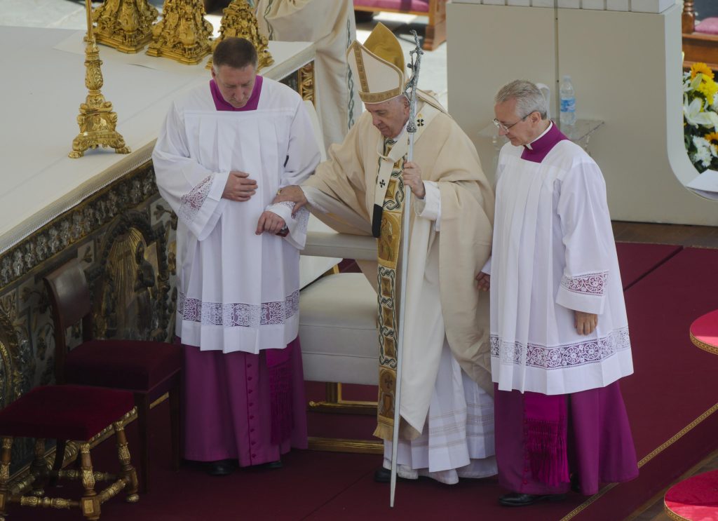 Paus mobiliseert van kniepijn om 10 nieuwe heiligen aan te kondigen