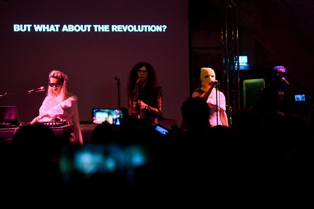 Pussy Riot begint tour door Oekraïne na vlucht uit Moskou