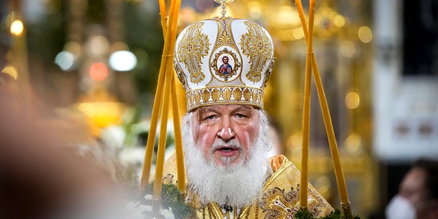 De Russisch-orthodoxe patriarch Kirill houdt een kerstmis in de kathedraal van Christus de Verlosser in Moskou, Rusland, donderdag 6 januari 2022. 